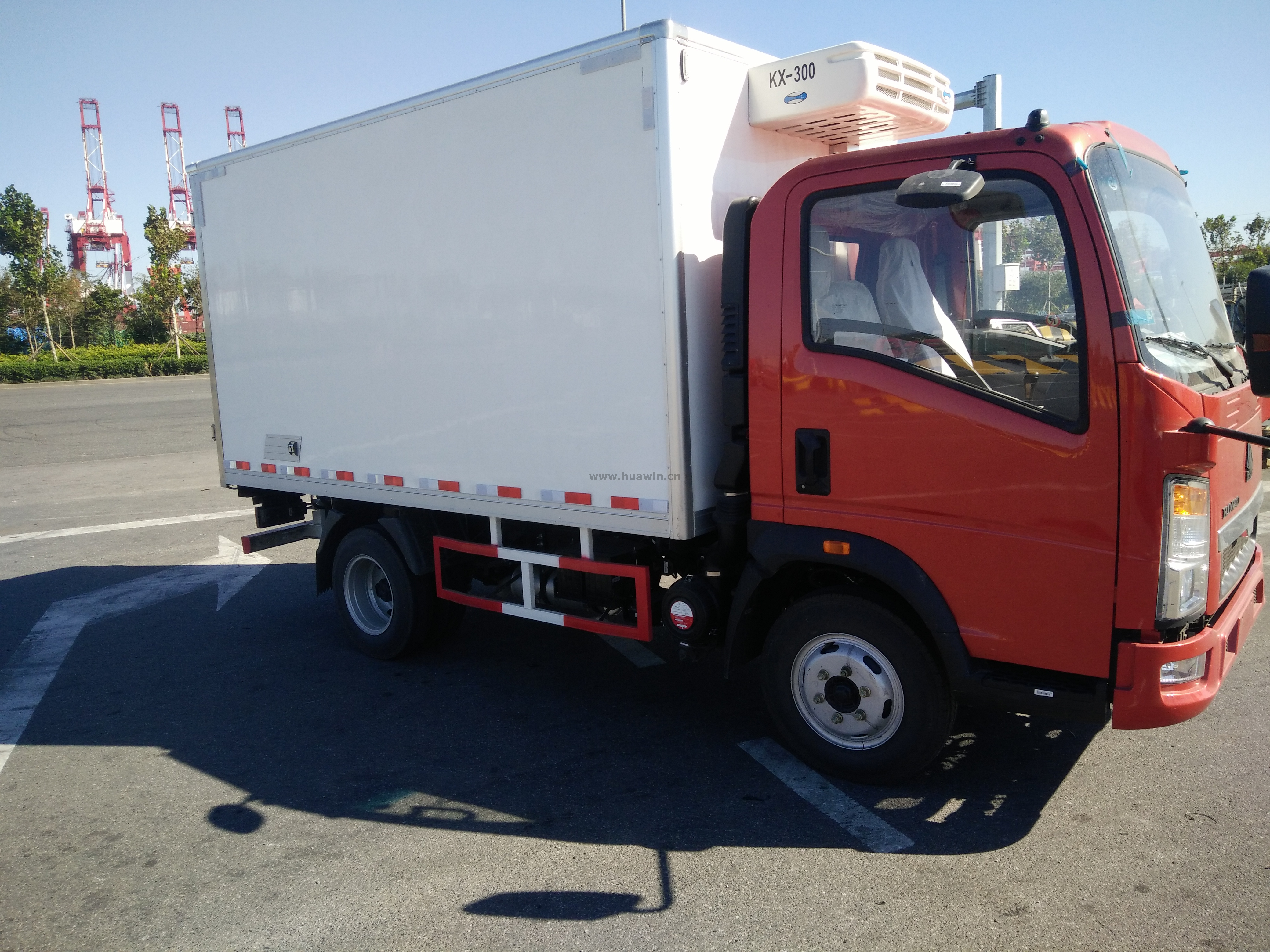 Camion frigorifique SINOTRUK HOWO 4x2 -5 tonnes