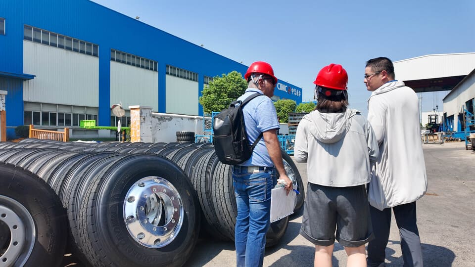 Visite du client Sierre Leone à l'usine pour l'inspection de la remorque-3