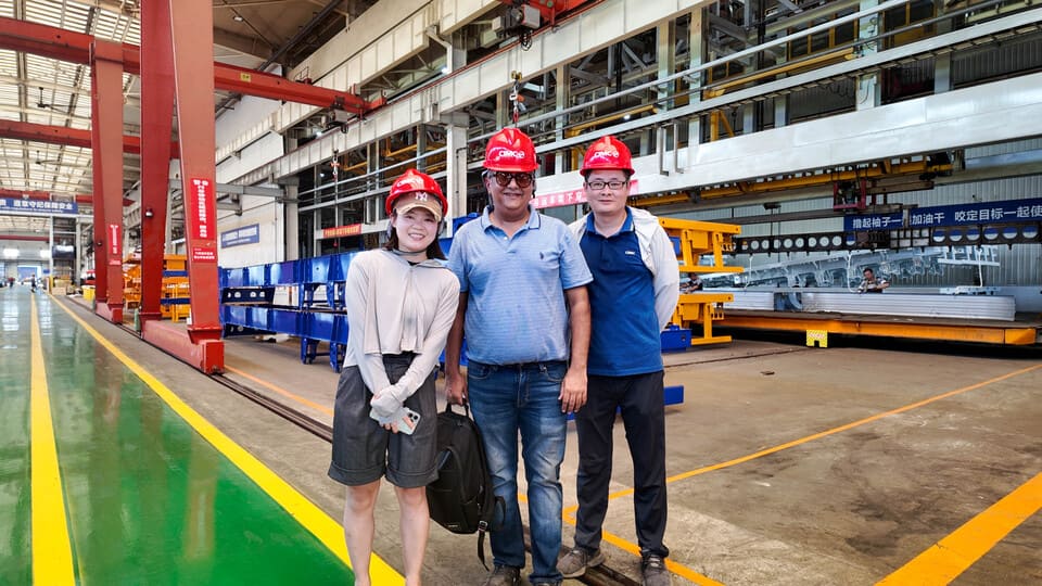 Visite du client Sierre Leone à l'usine pour inspection de la remorque 