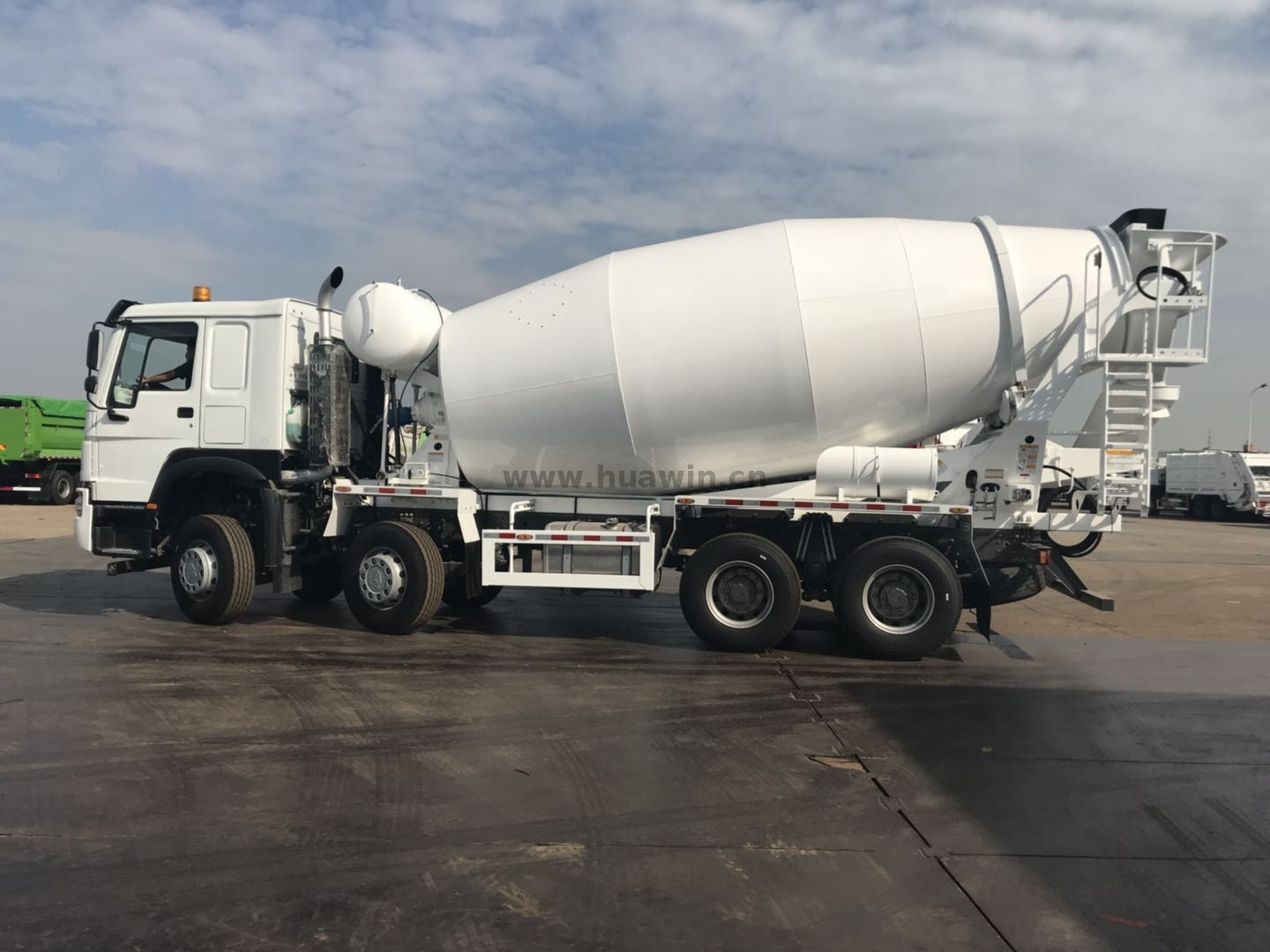 Camion malaxeur à béton SINOTRUK A7 8x4 - 14CBM