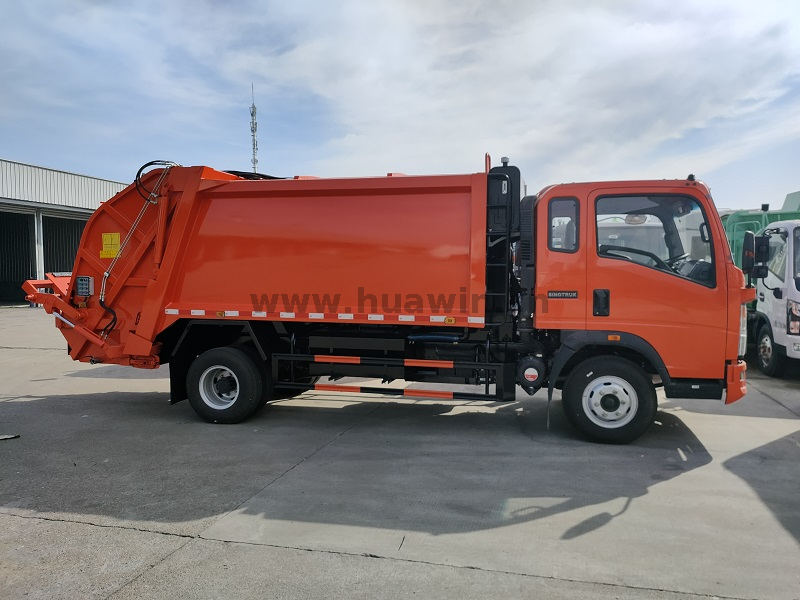 Camion compacteur de déchets SINOTRUK HOWO 4X2 -8CBM