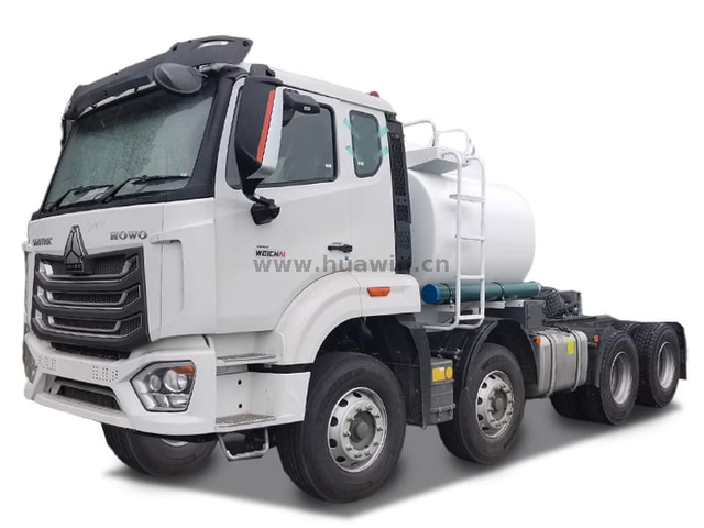 Sinotruk Howo nx 8x4 Tracteur (réservoir 4 CBM)