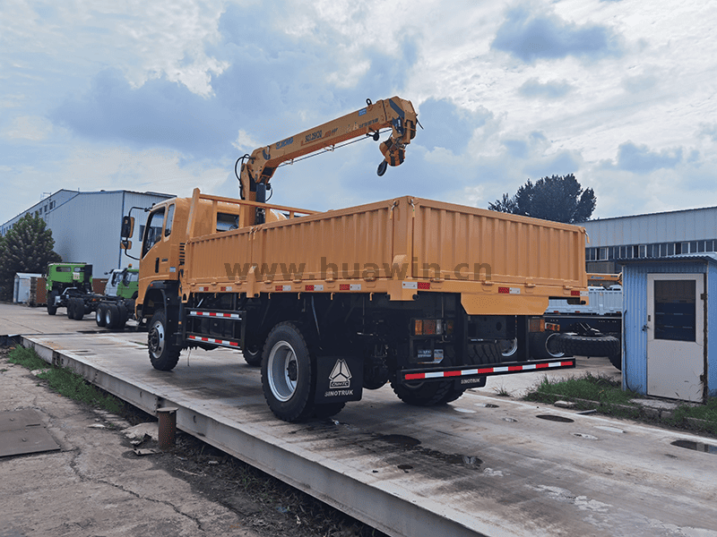 Sinotruk Howo 4x2 Crane Light Truck-6