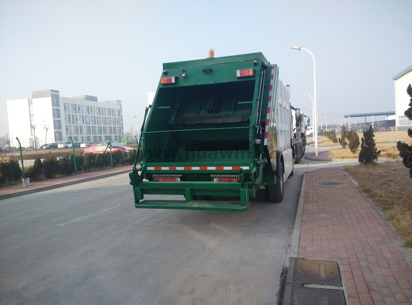 Camion compacteur de déchets lourds SINOTRUK HOWO 4X2 -12CBM