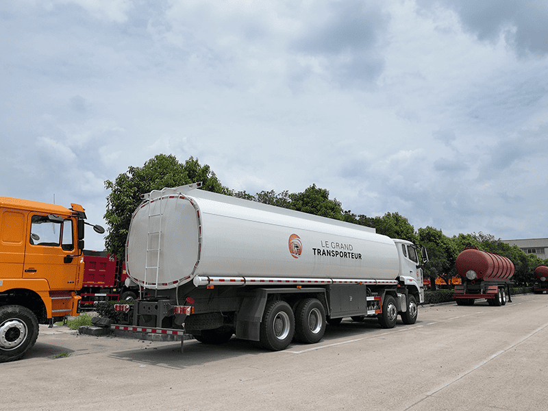 Sinotruk Howo NX 8x4 Camion-citernes à carburant-1