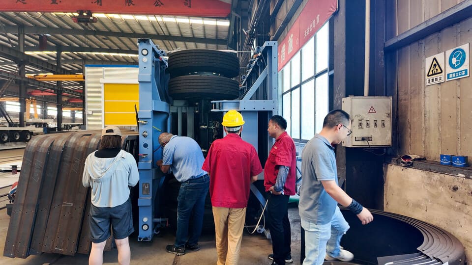 Visite du client Sierre Leone à l'usine pour l'inspection de la remorque-5