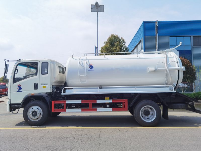 Chine Brand New 5000 Litres 4x2 Camion-citerne pour eaux usées Fabricant de camion-citerne