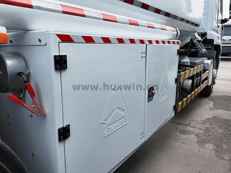 Camion de pétrolier Howo Fuel-6 × 4-7