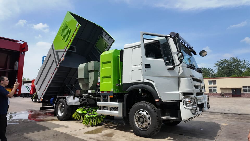 Sinotruk Howo 4x2 Tamion de balayeur de route lourds-12 (1)