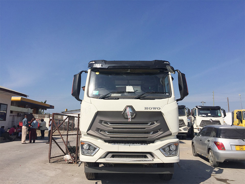 Cheval Sinotruk HOWO E7G 10 roues avec 420HP