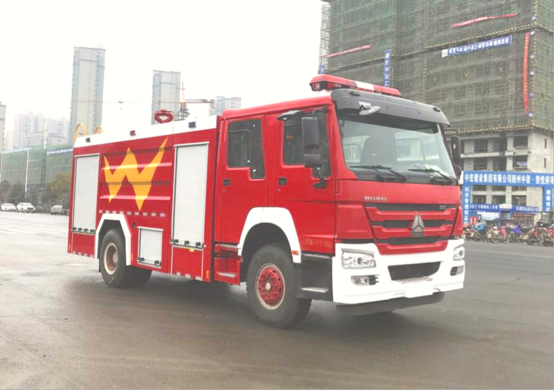 Camion de réservoir de lutte contre l'incendie de jet d'eau de HOWO 4x2 avec l'eau 6CBM et la mousse 2CBM