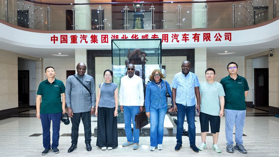 Les clients camerounais visitent Hubei Huawin Special Vehicle Co., Ltd.